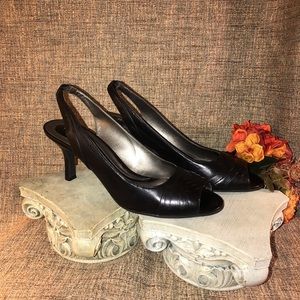 Sling back black Naturalizer peep toes!